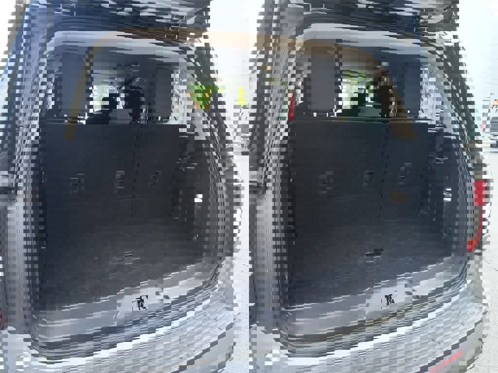 Used 2024 Ford Expedition XLT image 24