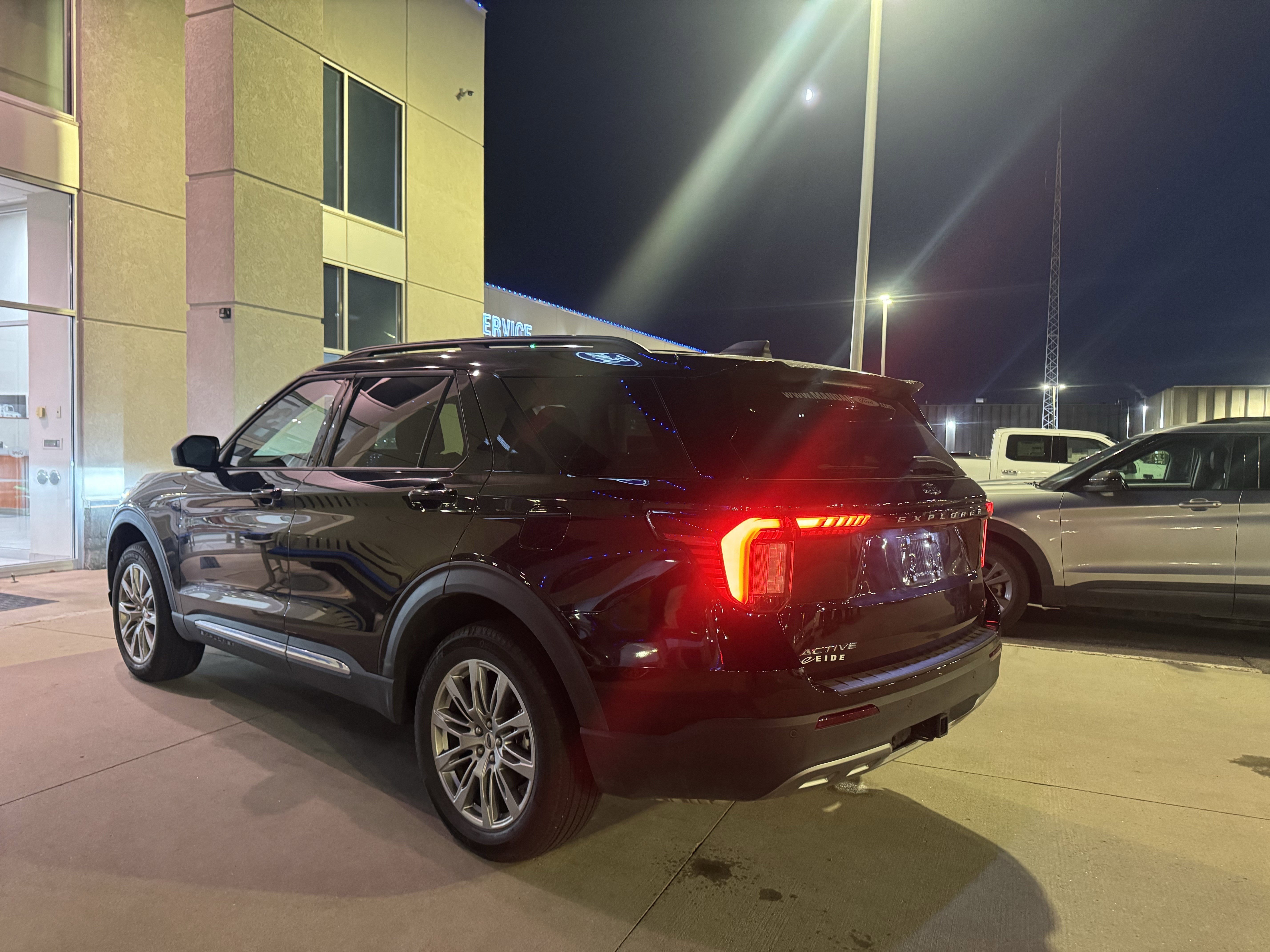 Used 2025 Ford Explorer Active w/ Active Comfort Package image 3