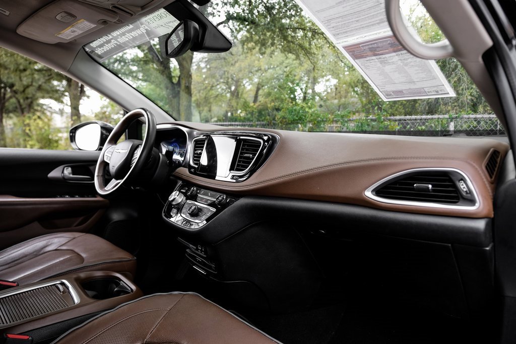 Used 2018 Chrysler Pacifica Limited image 24