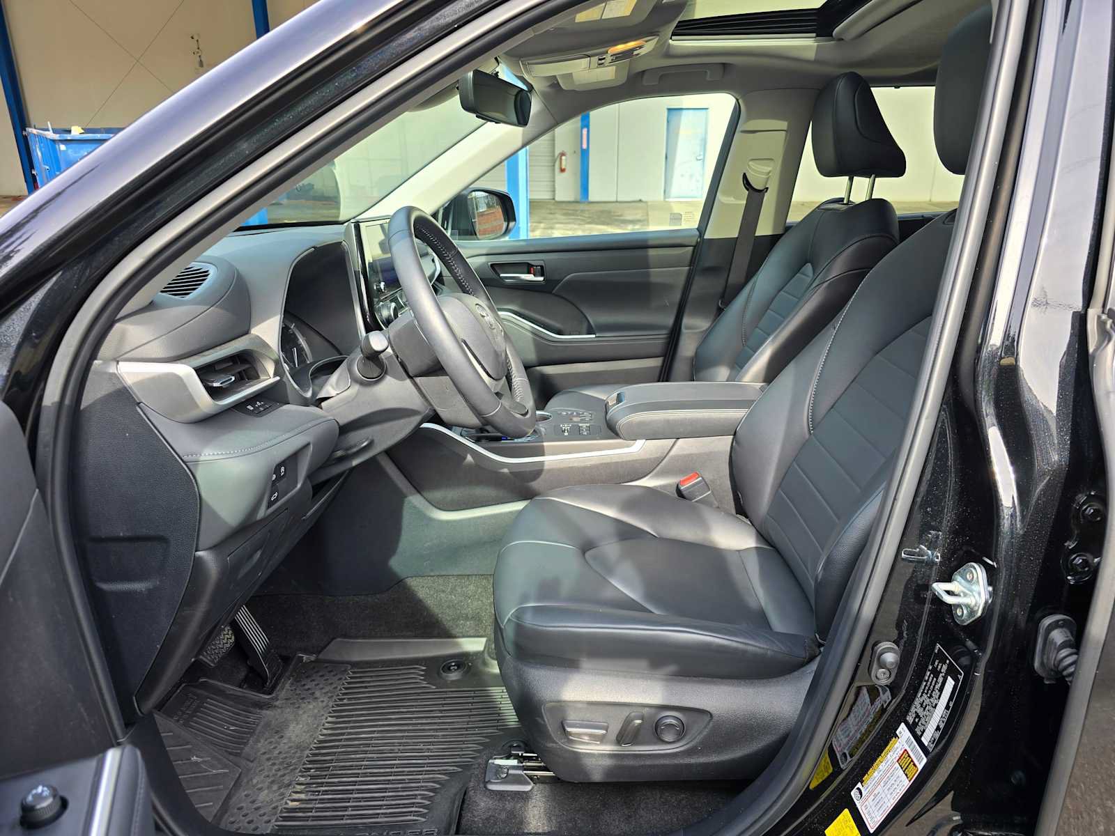 Used 2024 Toyota Highlander XLE AWD/4WD image 21