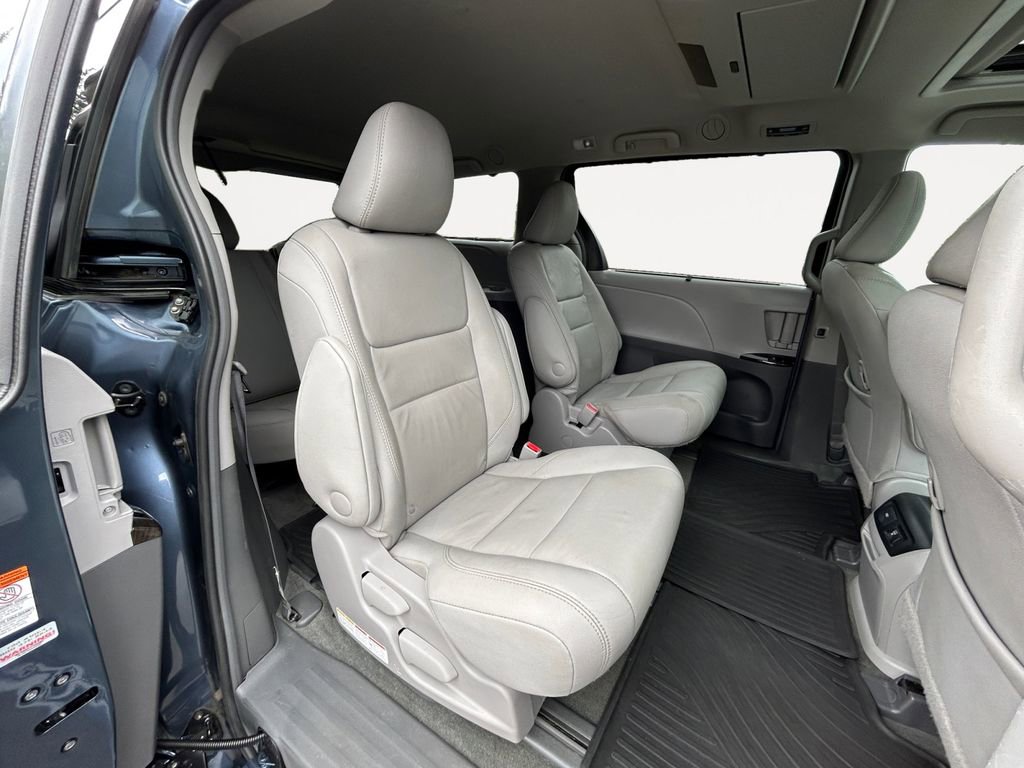 Used 2017 Toyota Sienna XLE Premium image 11