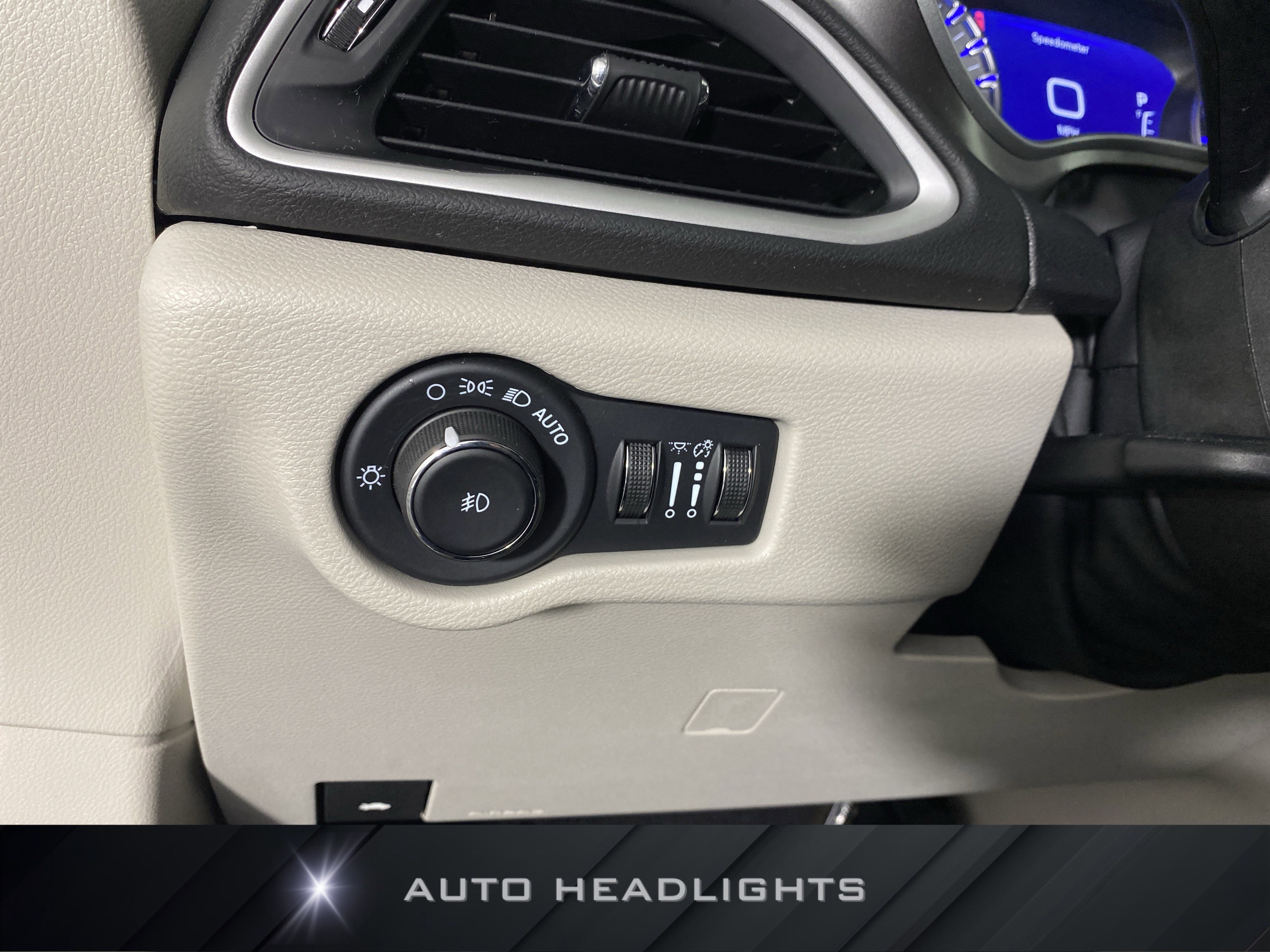 Used 2024 Chrysler Pacifica Touring-L image 24