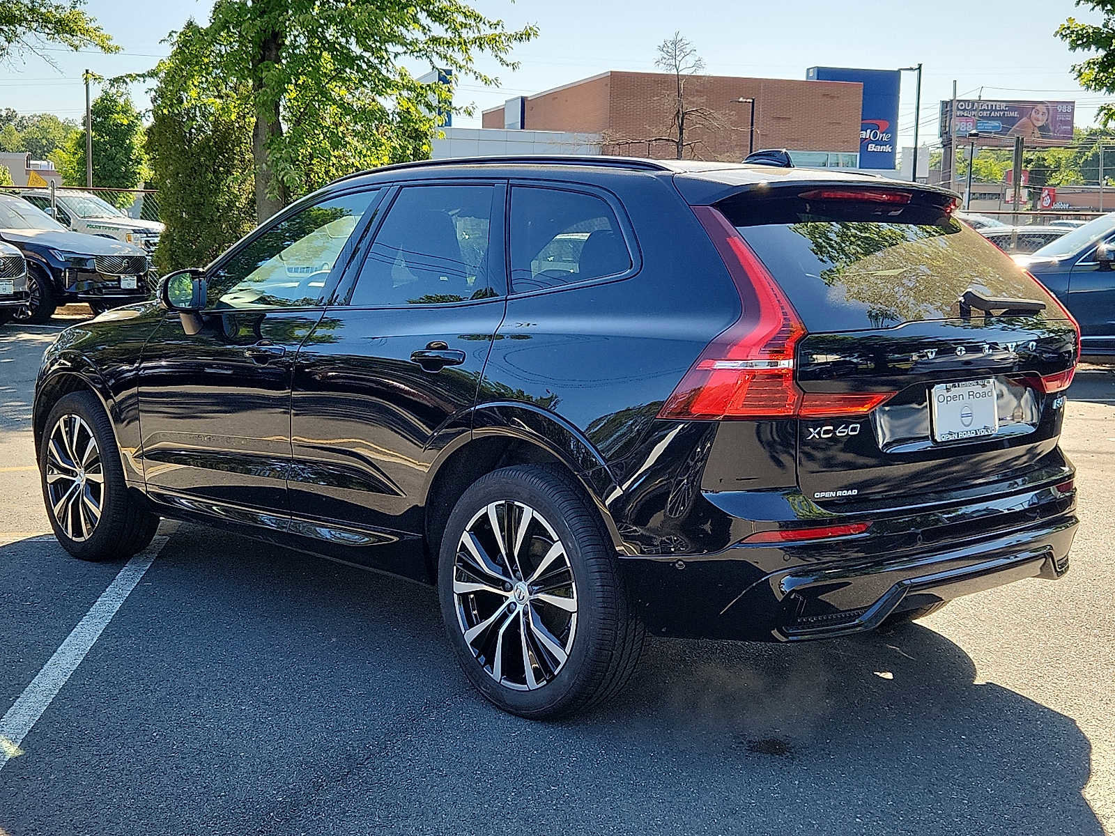 Used 2023 Volvo XC60 B5 Plus w/ Climate Package AWD/4WD image 4
