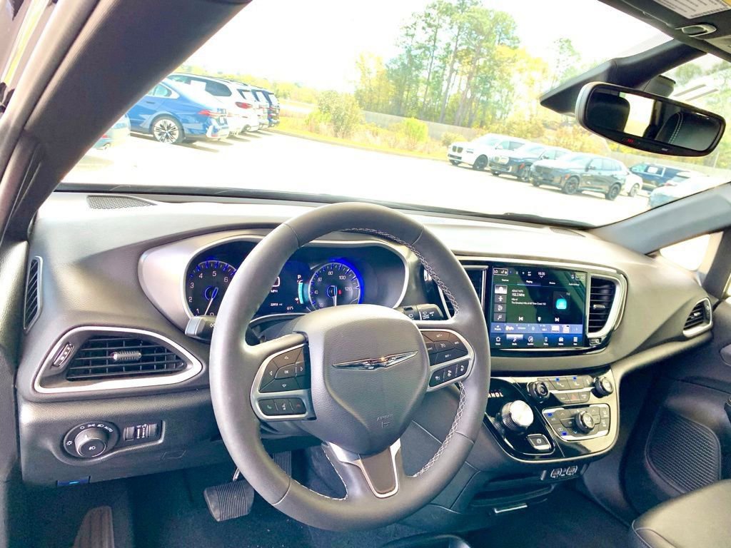 Used 2025 Chrysler Pacifica Select image 11