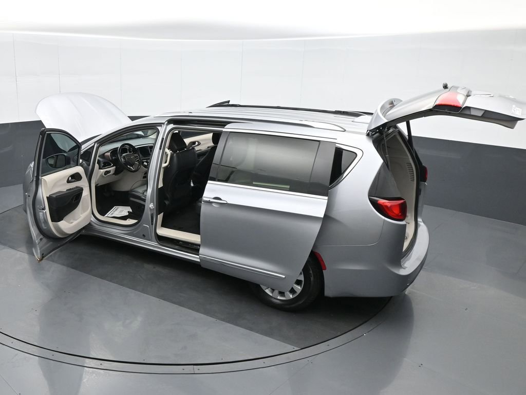 Used 2019 Chrysler Pacifica Touring-L image 39