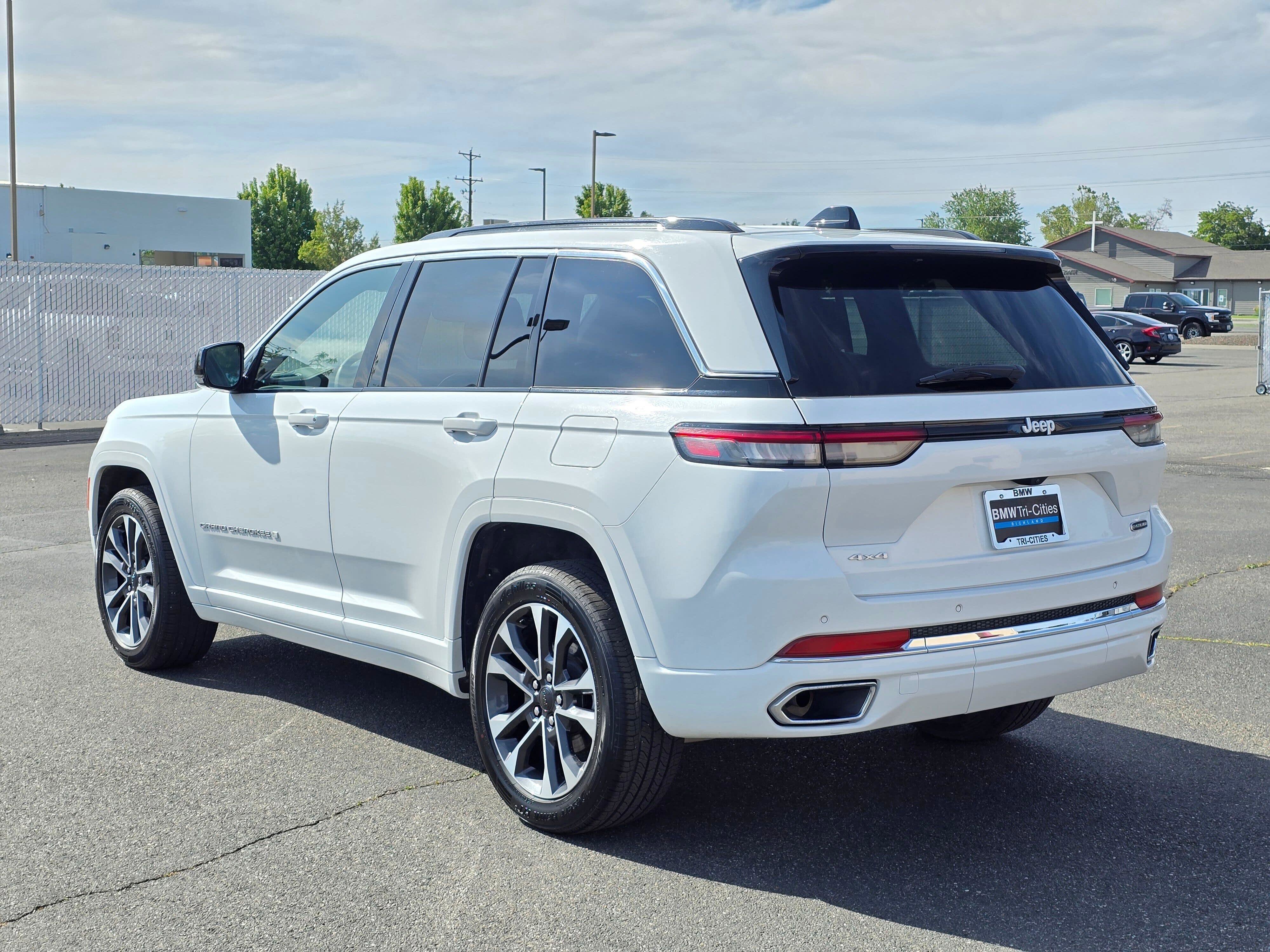 Used 2024 Jeep Grand Cherokee Overland AWD/4WD image 4