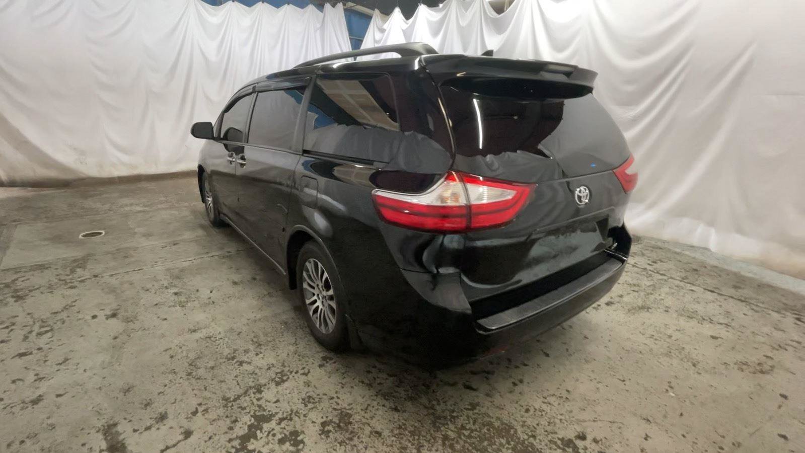 Used 2018 Toyota Sienna XLE FWD image 9