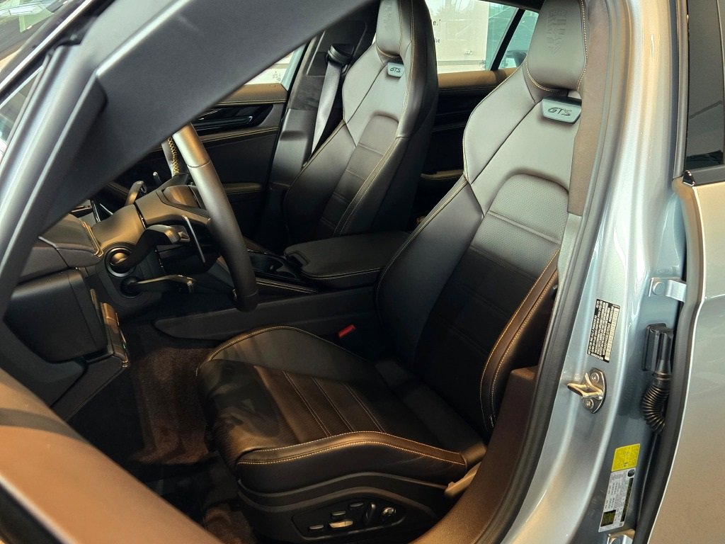 Certified 2025 Porsche Panamera GTS image 3