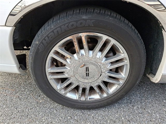 Used 2010 Lincoln Town Car Signature Limited image 4