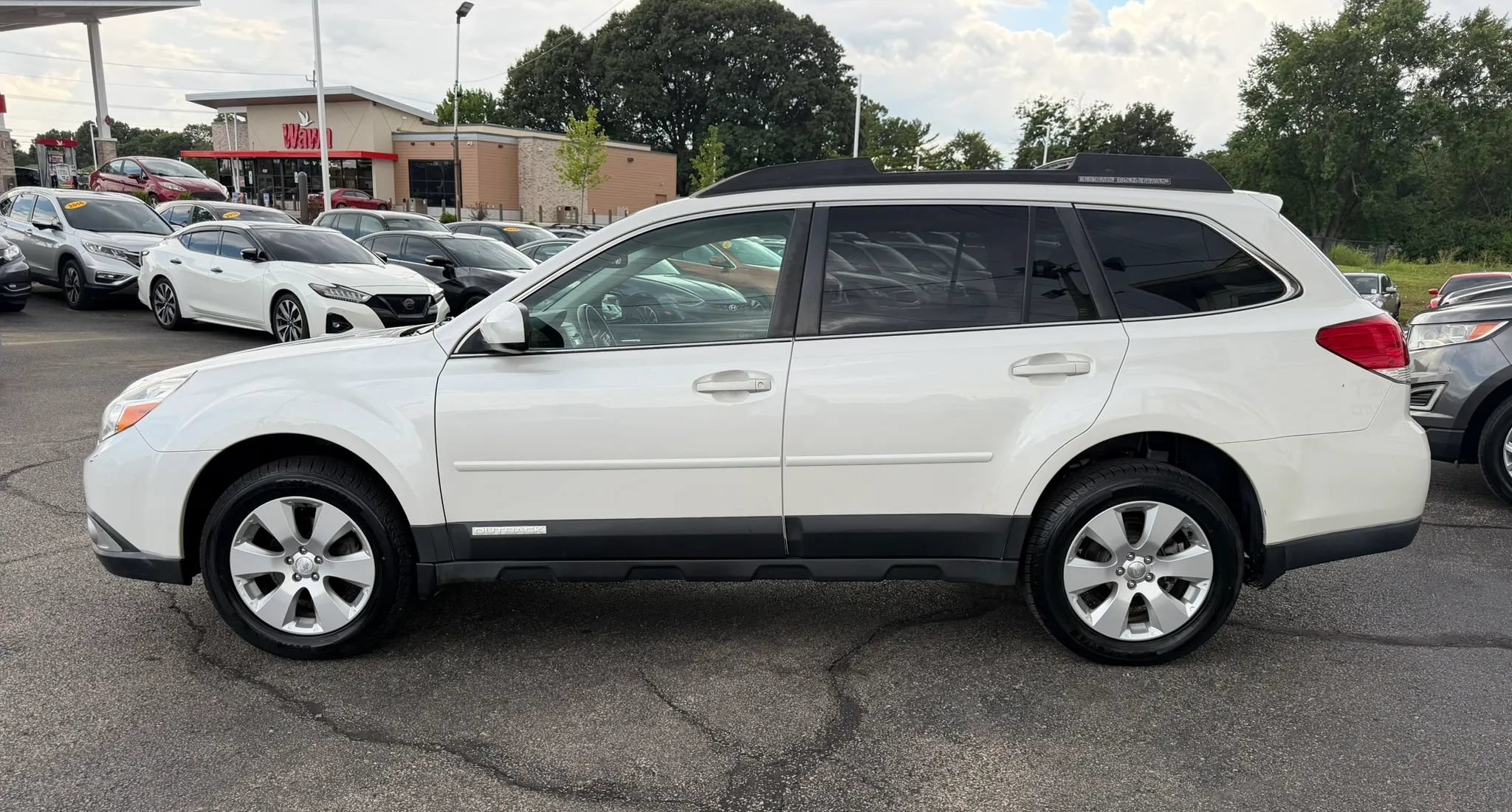 Used 2011 Subaru Outback 2.5i Premium w/ All-Weather Pkg AWD/4WD image 2