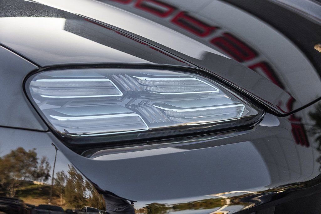 Certified 2025 Porsche Macan Electric image 29