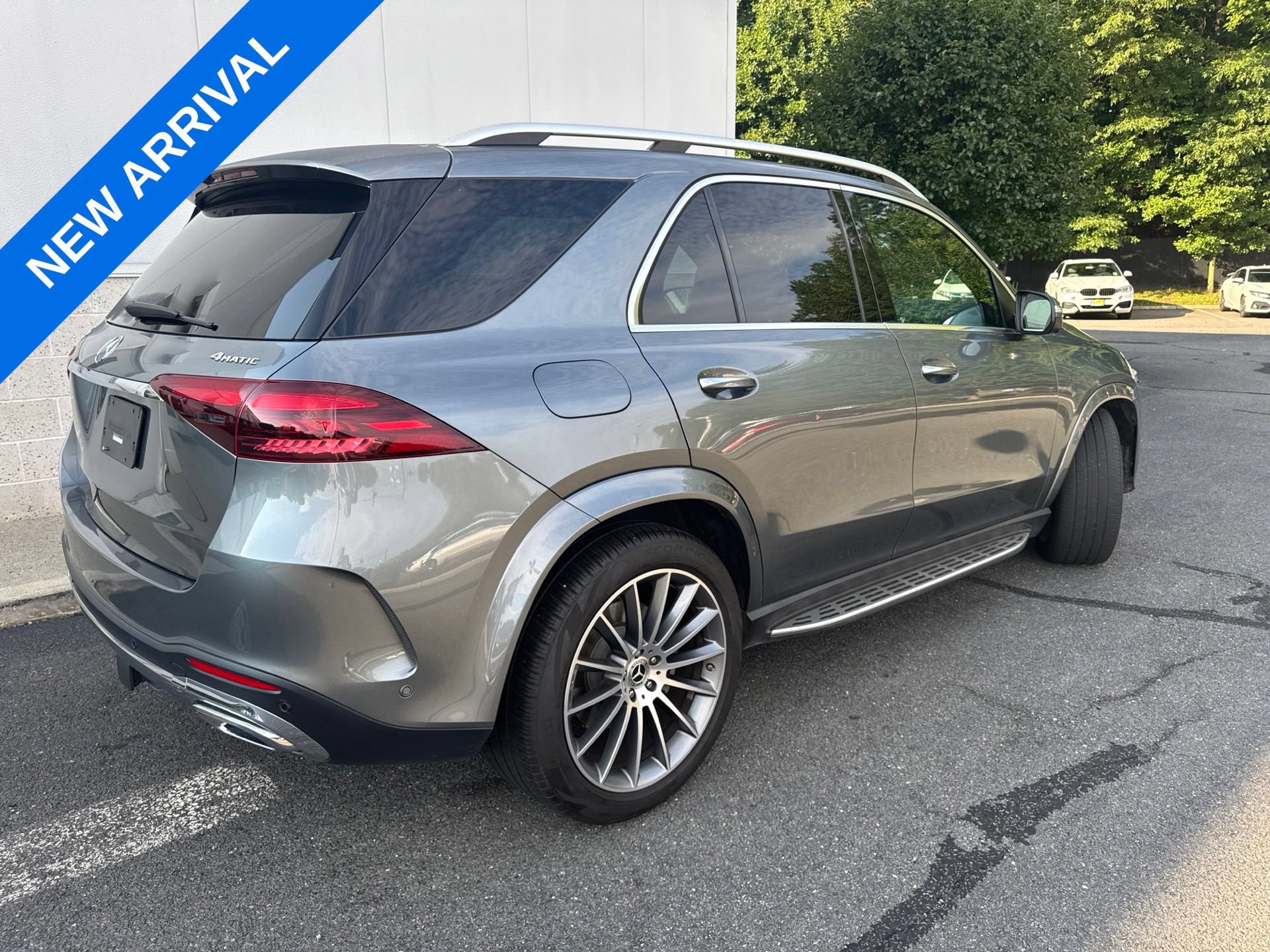 Used 2024 Mercedes-Benz GLE 350 4MATIC w/ AMG Line Exterior image 2