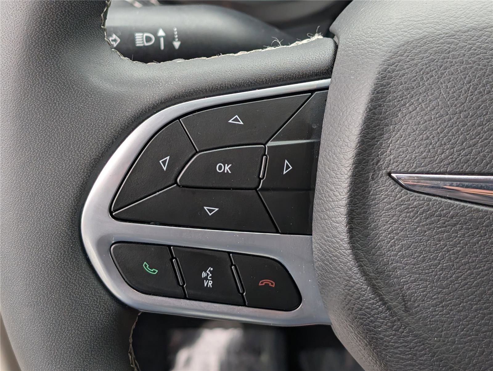 Used 2024 Chrysler Pacifica Select image 25