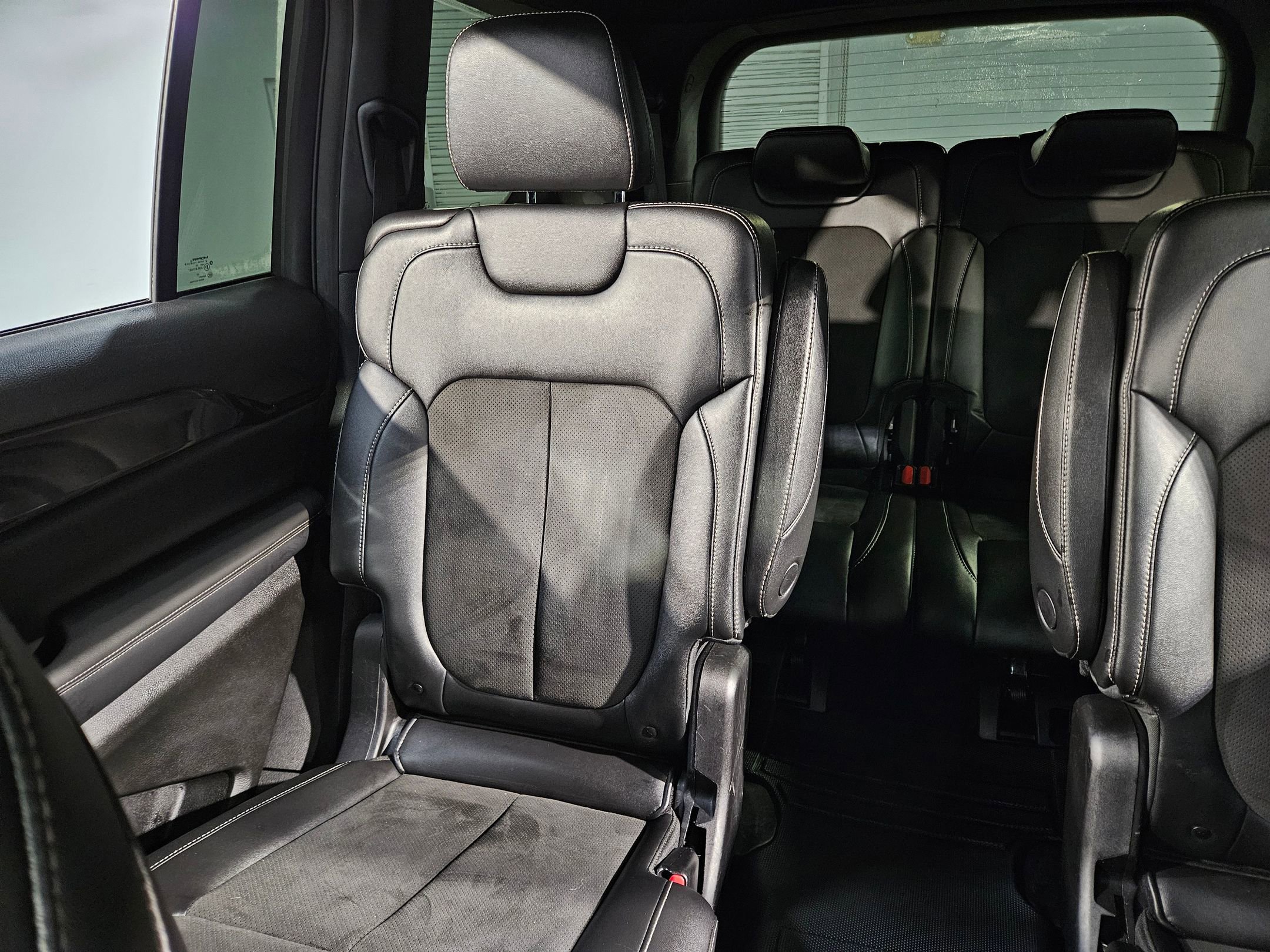 Used 2023 Jeep Grand Cherokee L Laredo image 12