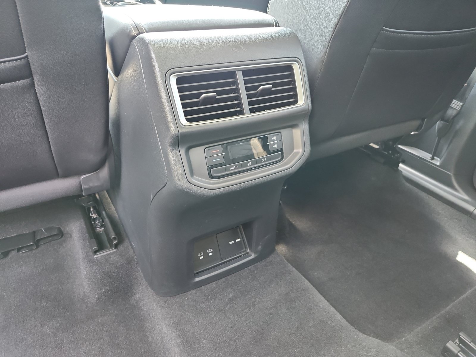 Used 2024 Volkswagen Atlas SE AWD/4WD image 13