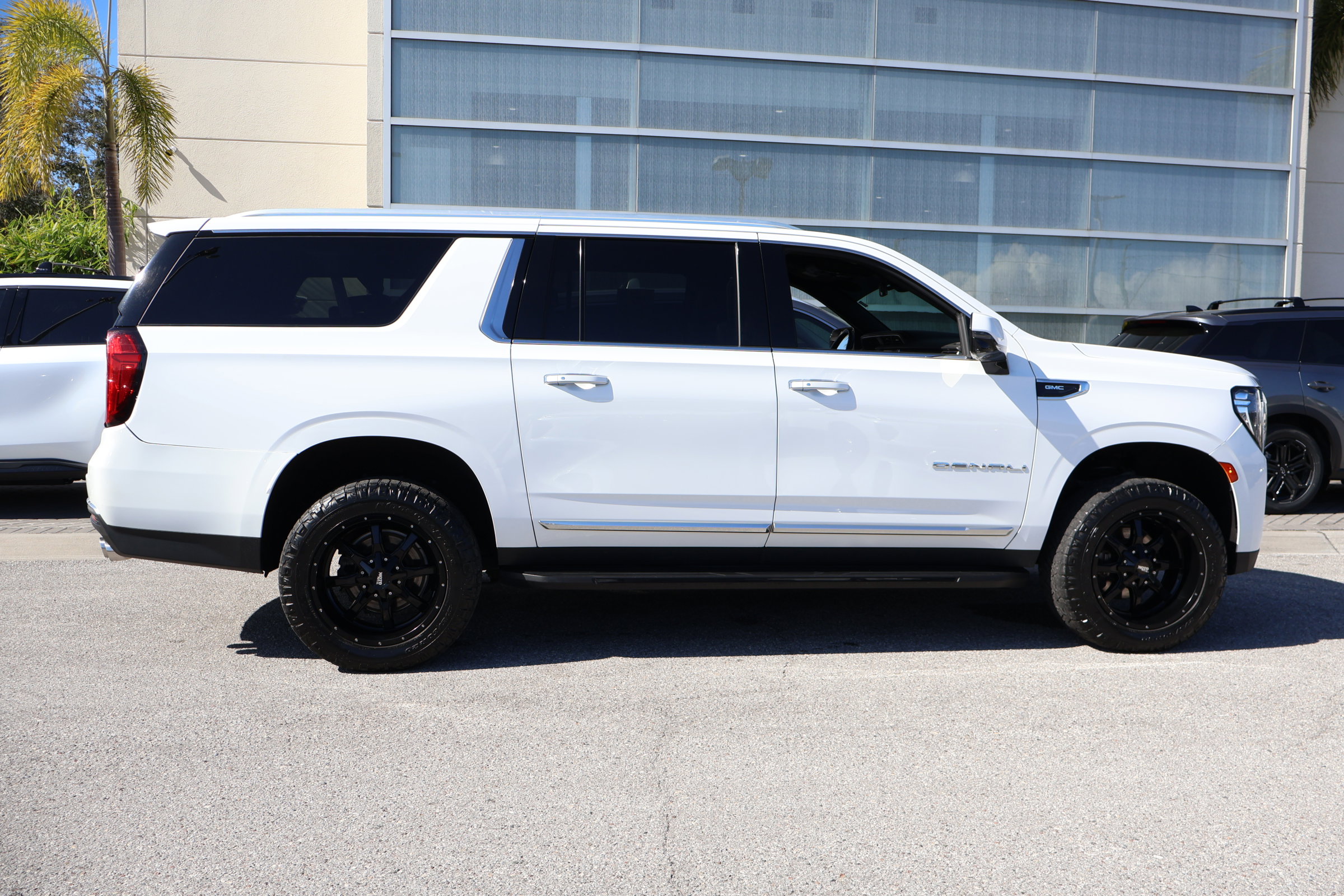 Used 2022 GMC Yukon XL Denali image 11