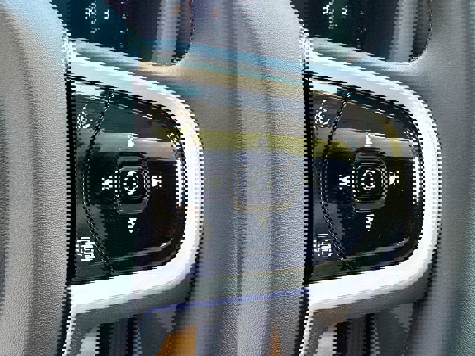 New 2026 Volvo XC60 B5 Plus w/ Climate Package image 30