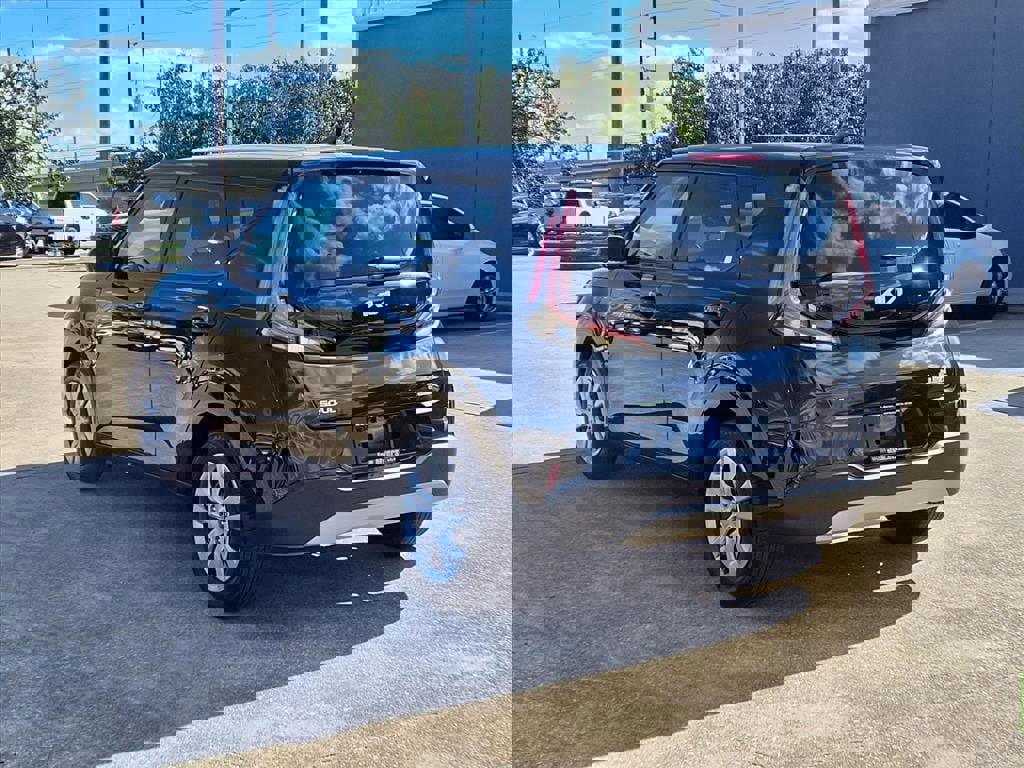 Used 2023 Kia Soul LX image 3