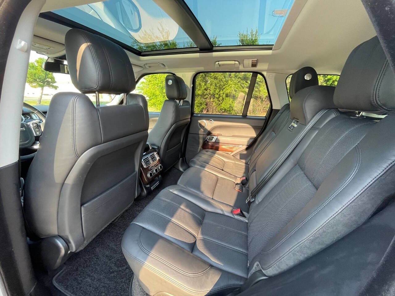 Used 2015 Land Rover Range Rover HSE image 13