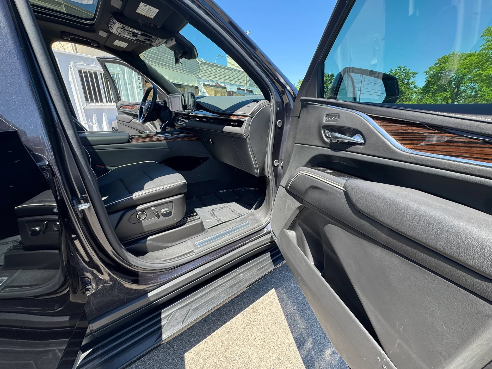 Used 2024 Cadillac Escalade Premium Luxury AWD/4WD image 23