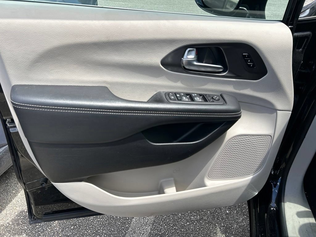 Used 2024 Chrysler Pacifica Touring-L FWD image 17