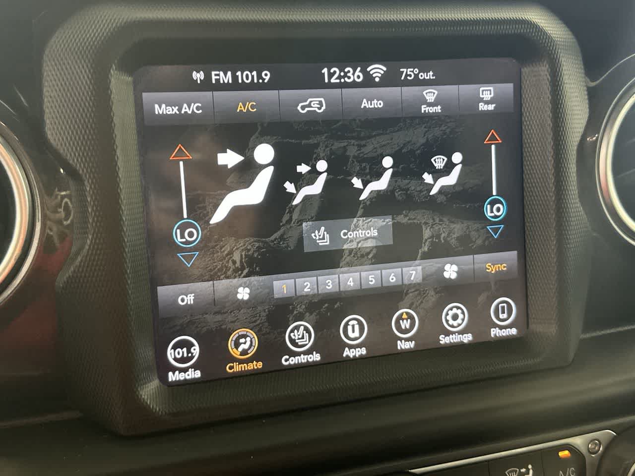 Used 2020 Jeep Wrangler Unlimited Sahara AWD/4WD image 22