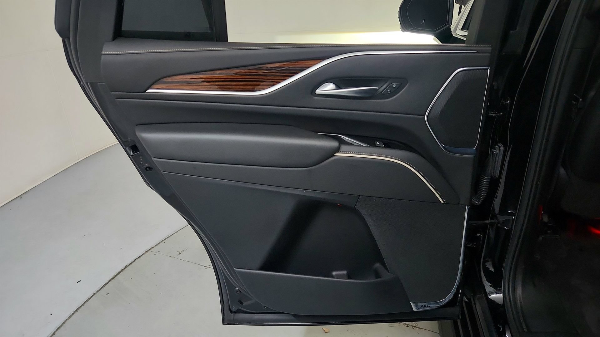 Used 2022 Cadillac Escalade Luxury w/ LPO, Floor Liner Package AWD/4WD image 22