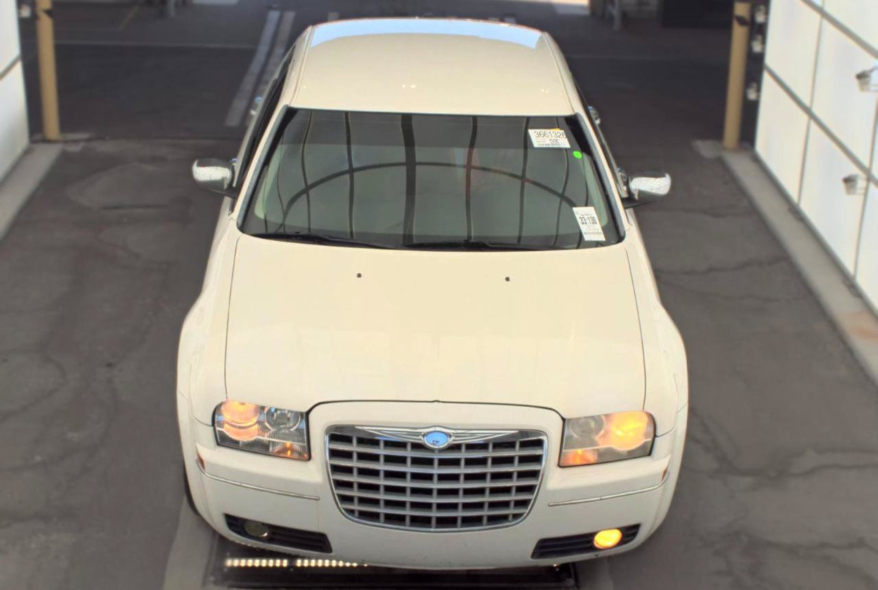 Used 2010 Chrysler 300 Touring RWD image 2