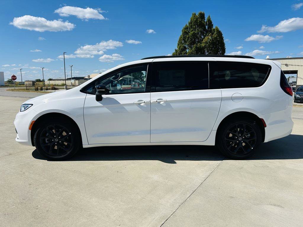 New 2026 Chrysler Pacifica Limited w/ Uconnect Theater Family Group image 46