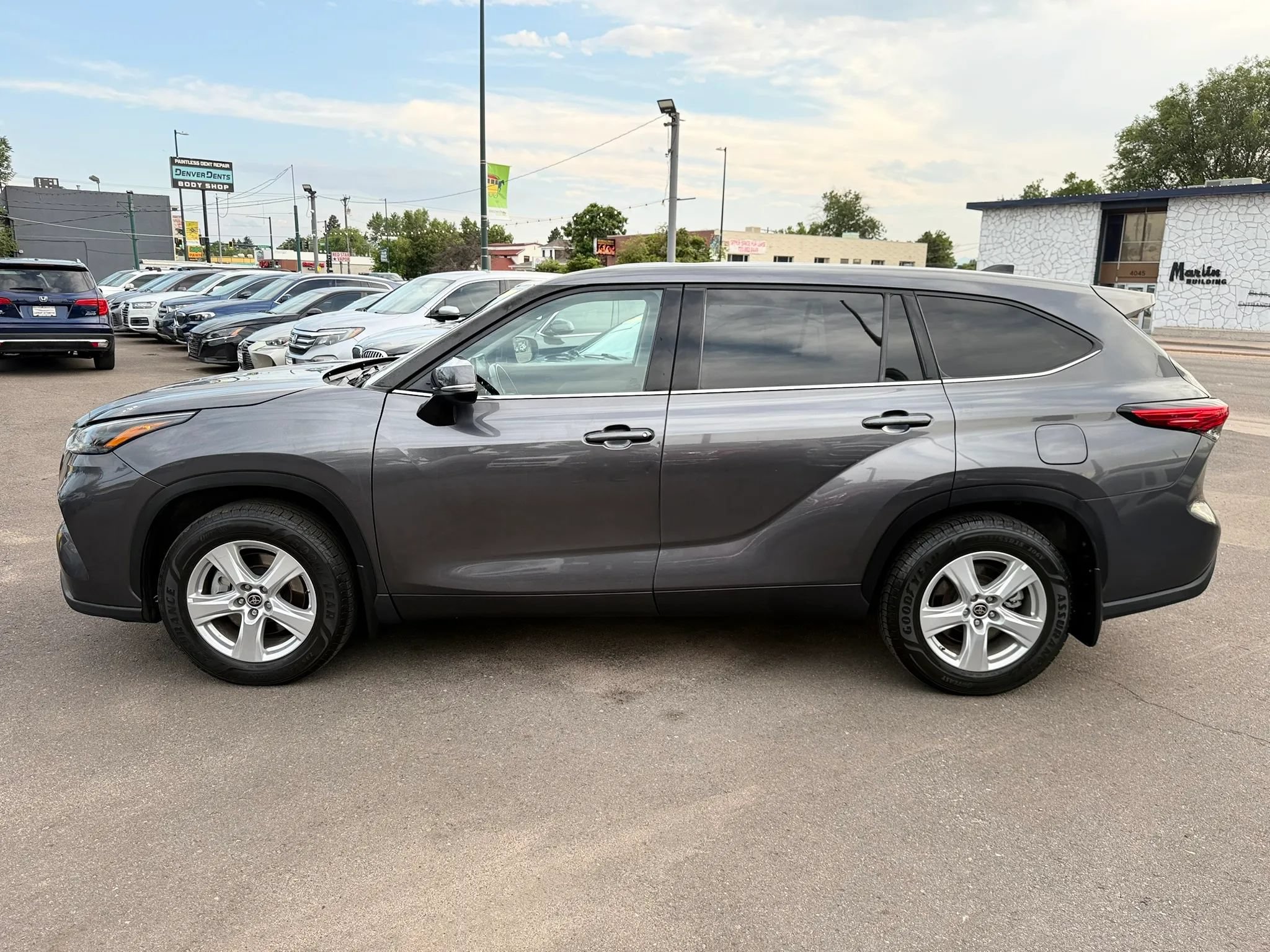 Used 2022 Toyota Highlander LE AWD/4WD image 6