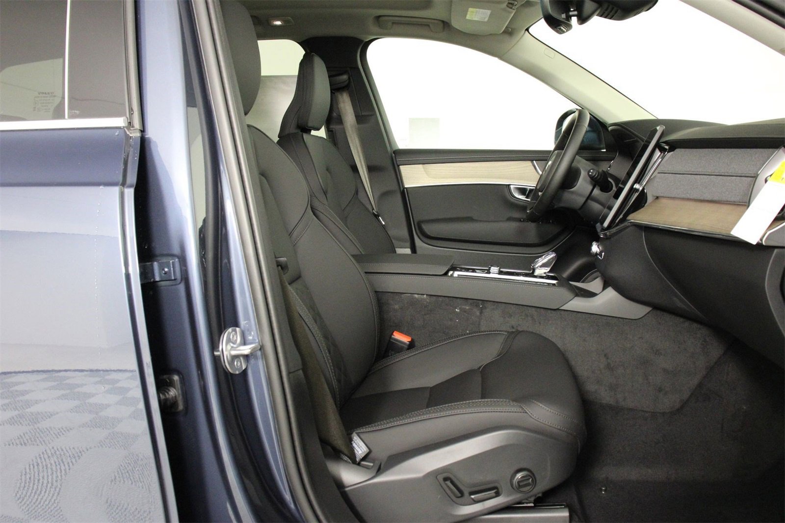 New 2025 Volvo XC90 B6 Core image 10