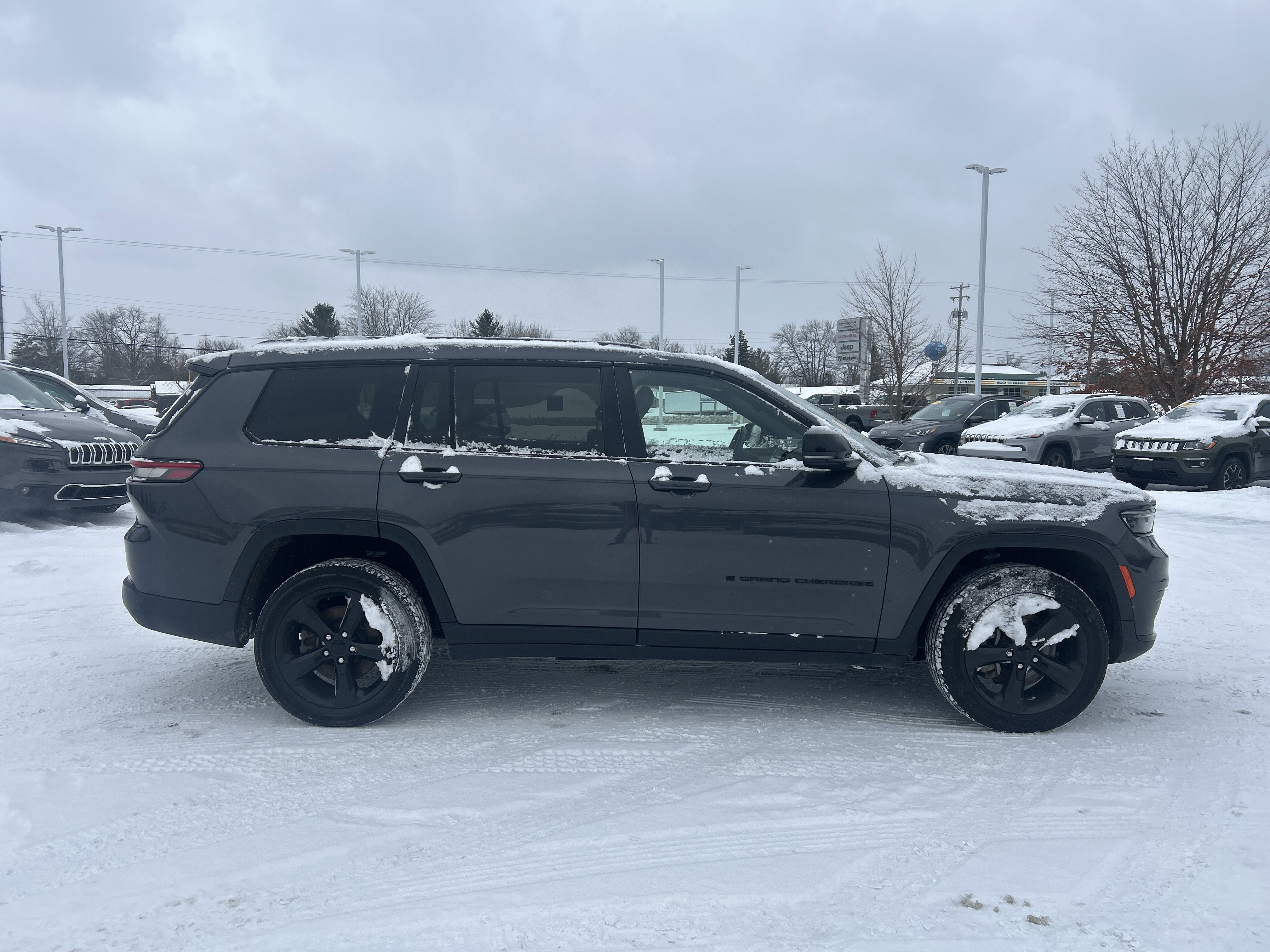 Used 2021 Jeep Grand Cherokee L Laredo image 3