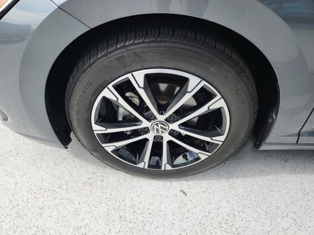 Used 2024 Volkswagen Jetta Sport image 5