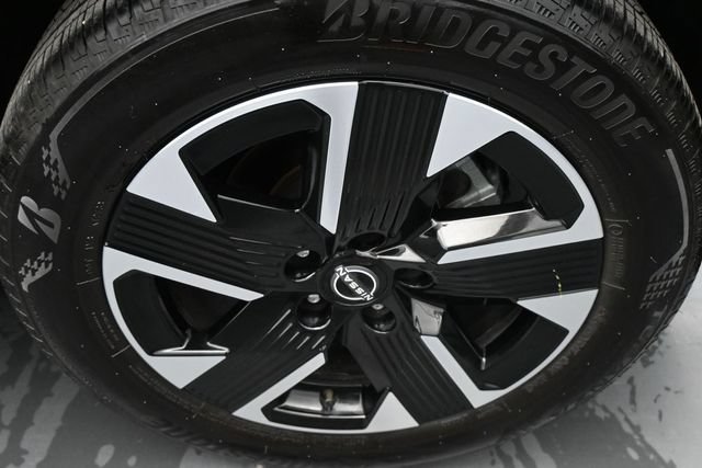 Used 2025 Nissan Kicks SR FWD image 17