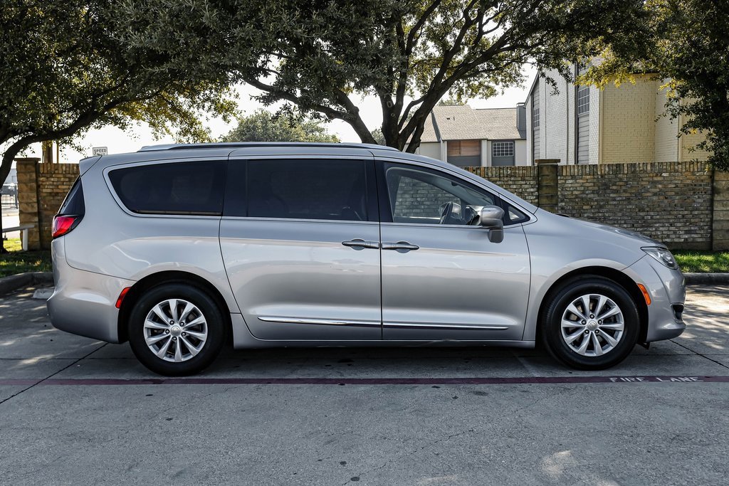 Used 2019 Chrysler Pacifica Touring-L image 12