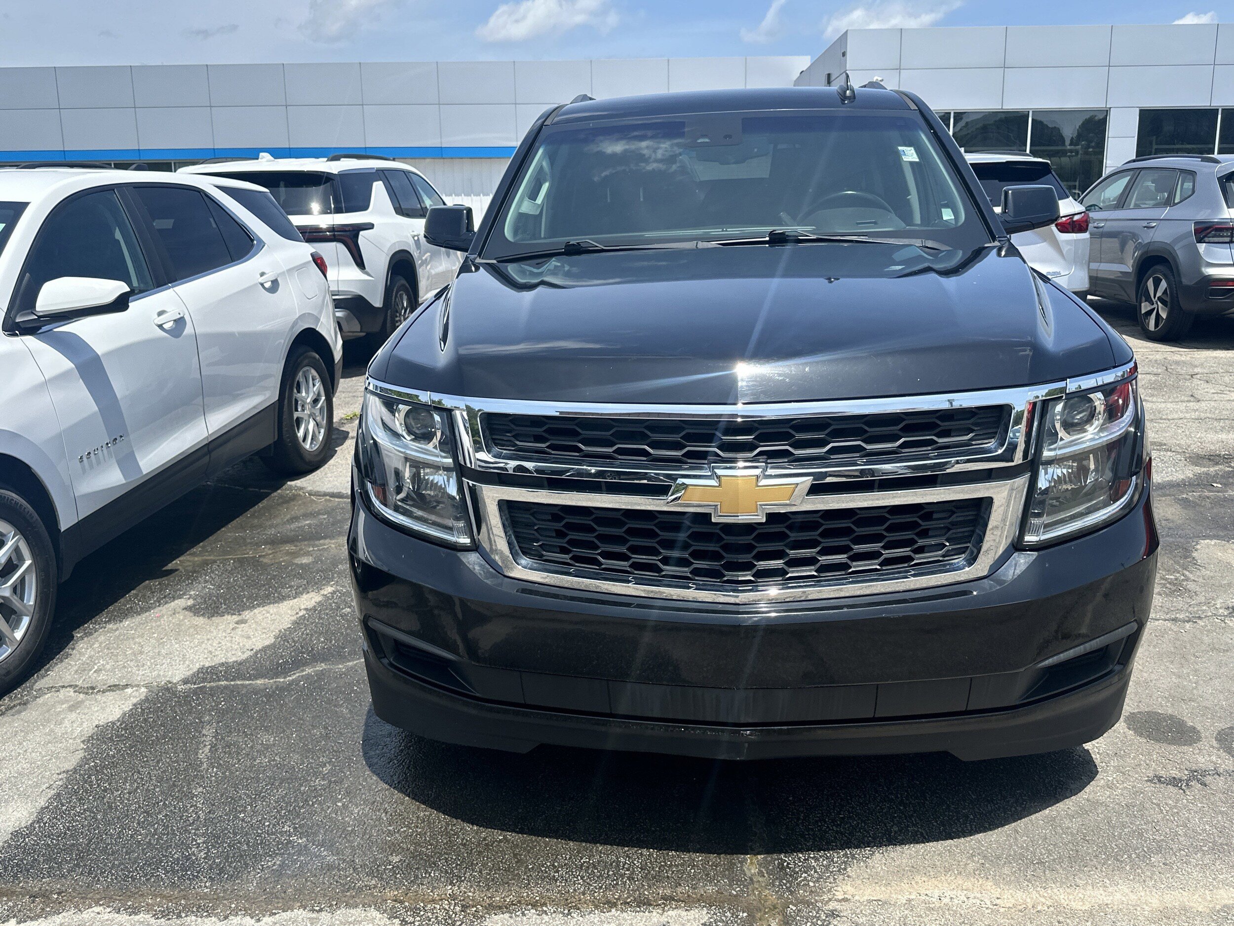 Used 2019 Chevrolet Suburban LT RWD image 2