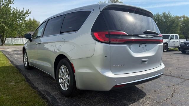 Used 2026 Chrysler Pacifica Select FWD image 2