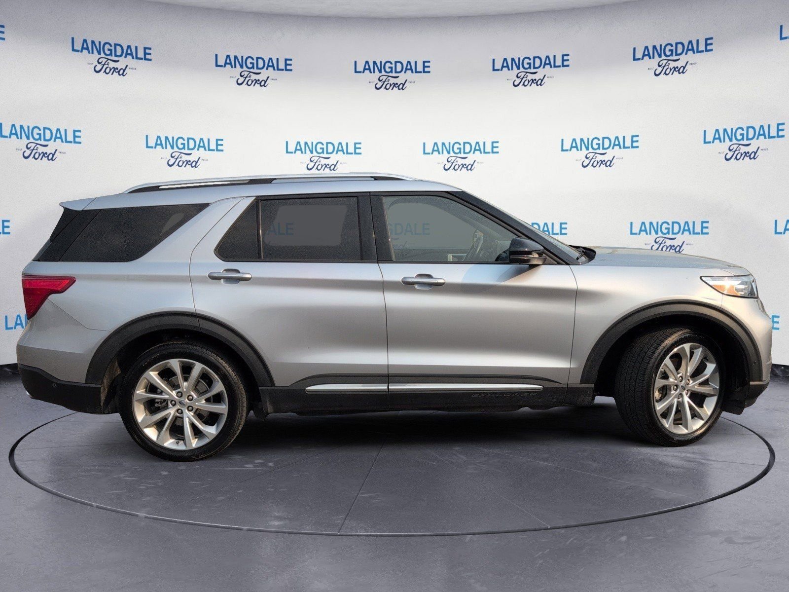 Used 2022 Ford Explorer Platinum w/ Equipment Group 601A image 3