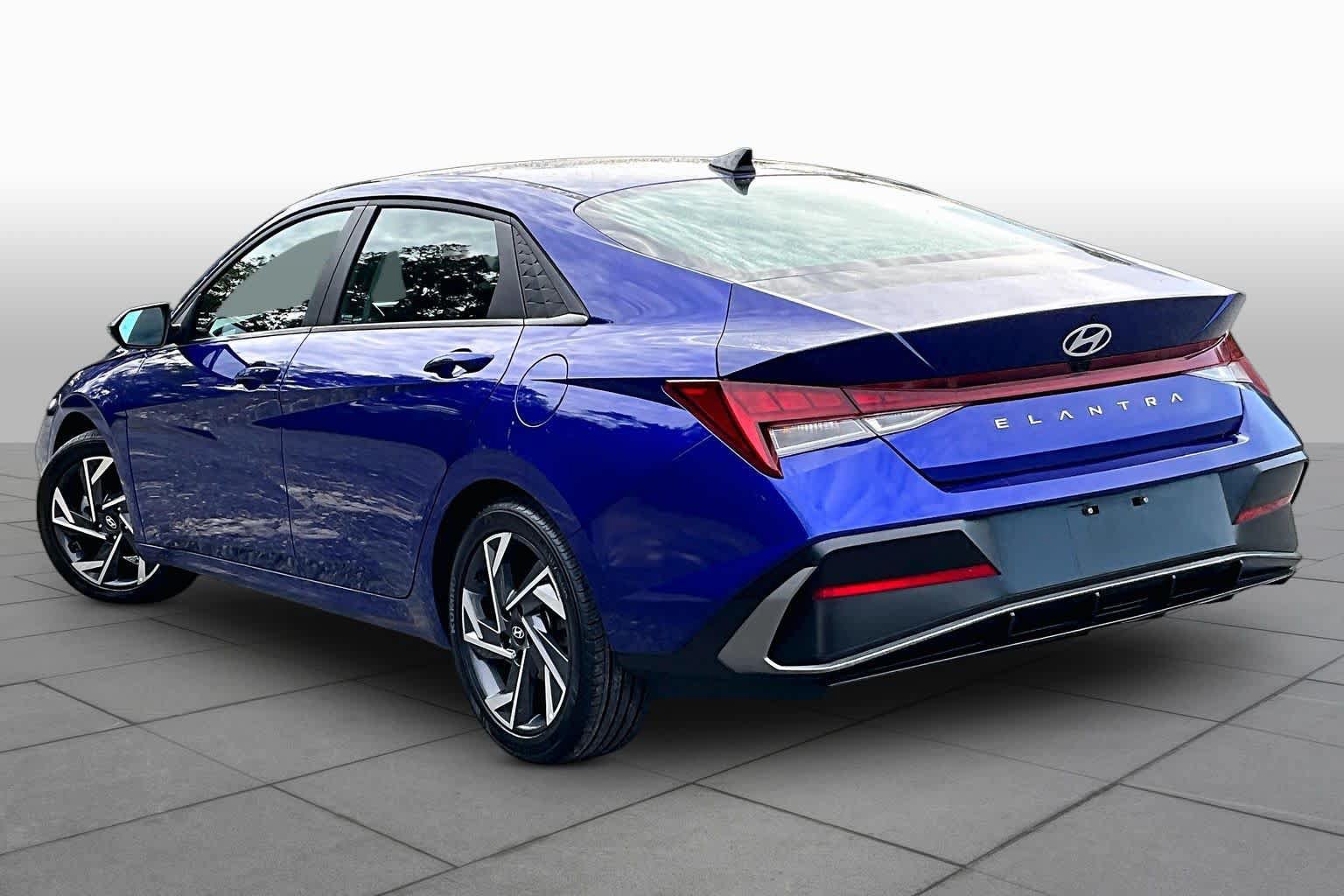 Used 2025 Hyundai Elantra SEL FWD image 12