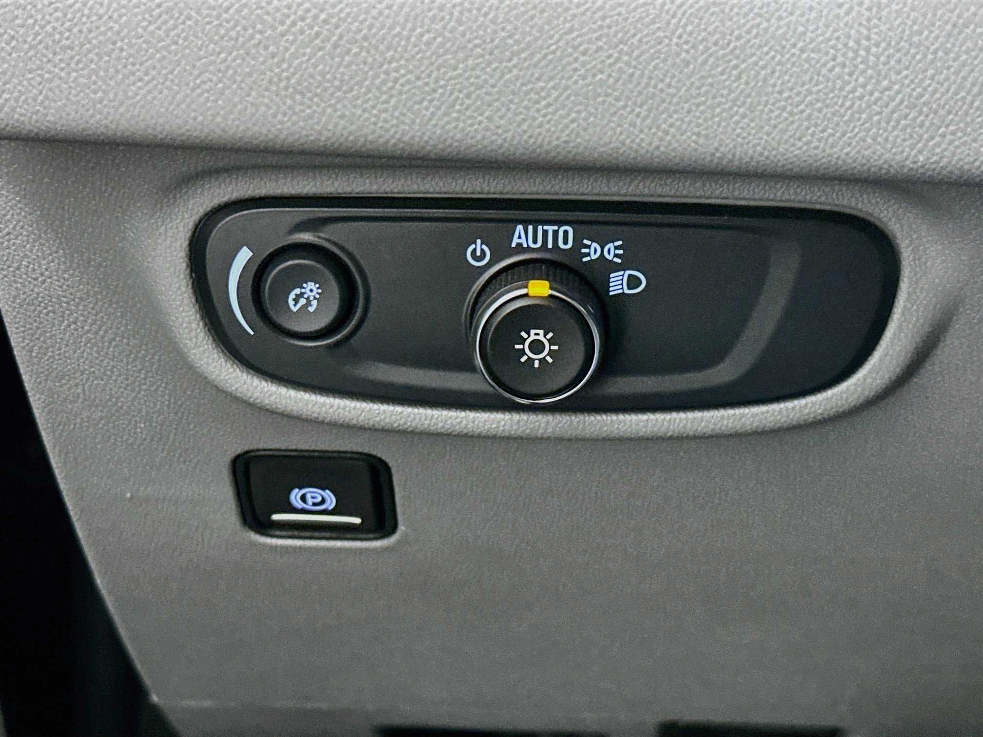Used 2024 GMC Terrain SLE AWD/4WD image 17