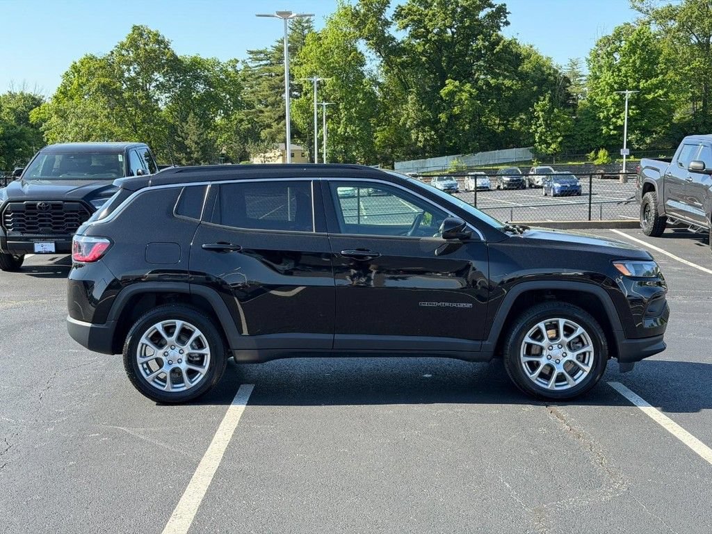 Used 2023 Jeep Compass Latitude w/ Sun and Sound Group AWD/4WD image 2