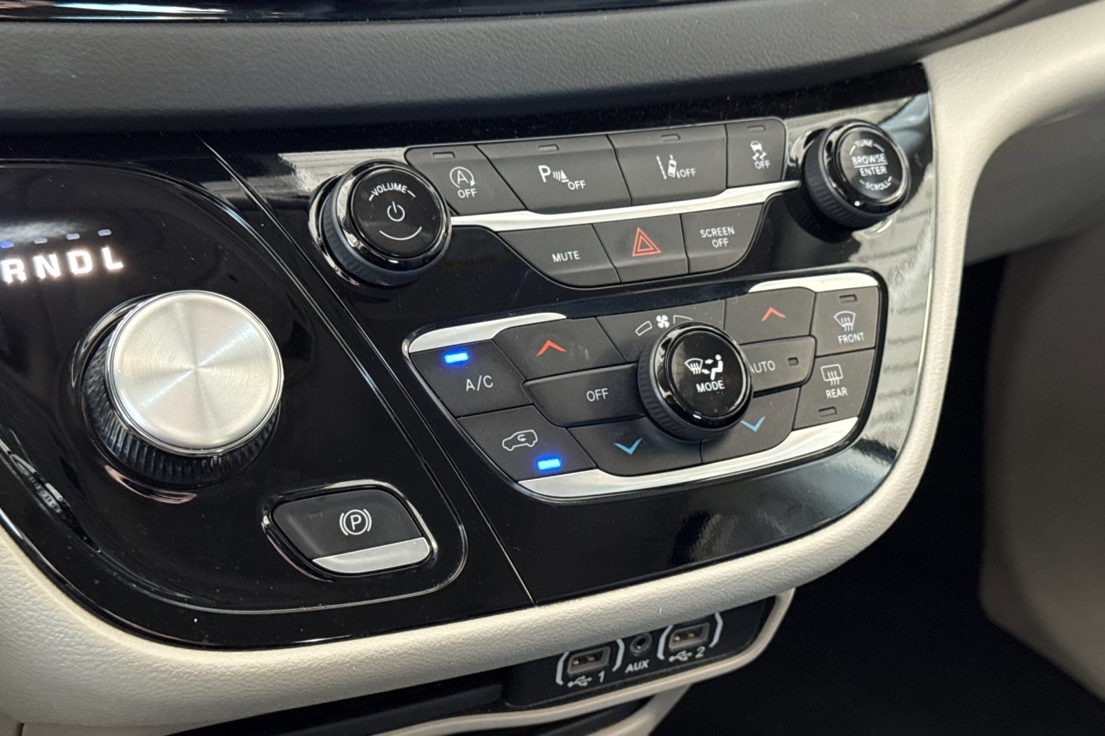 Certified 2023 Chrysler Pacifica Touring-L image 21