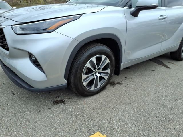 Certified 2024 Toyota Highlander XLE AWD/4WD image 4