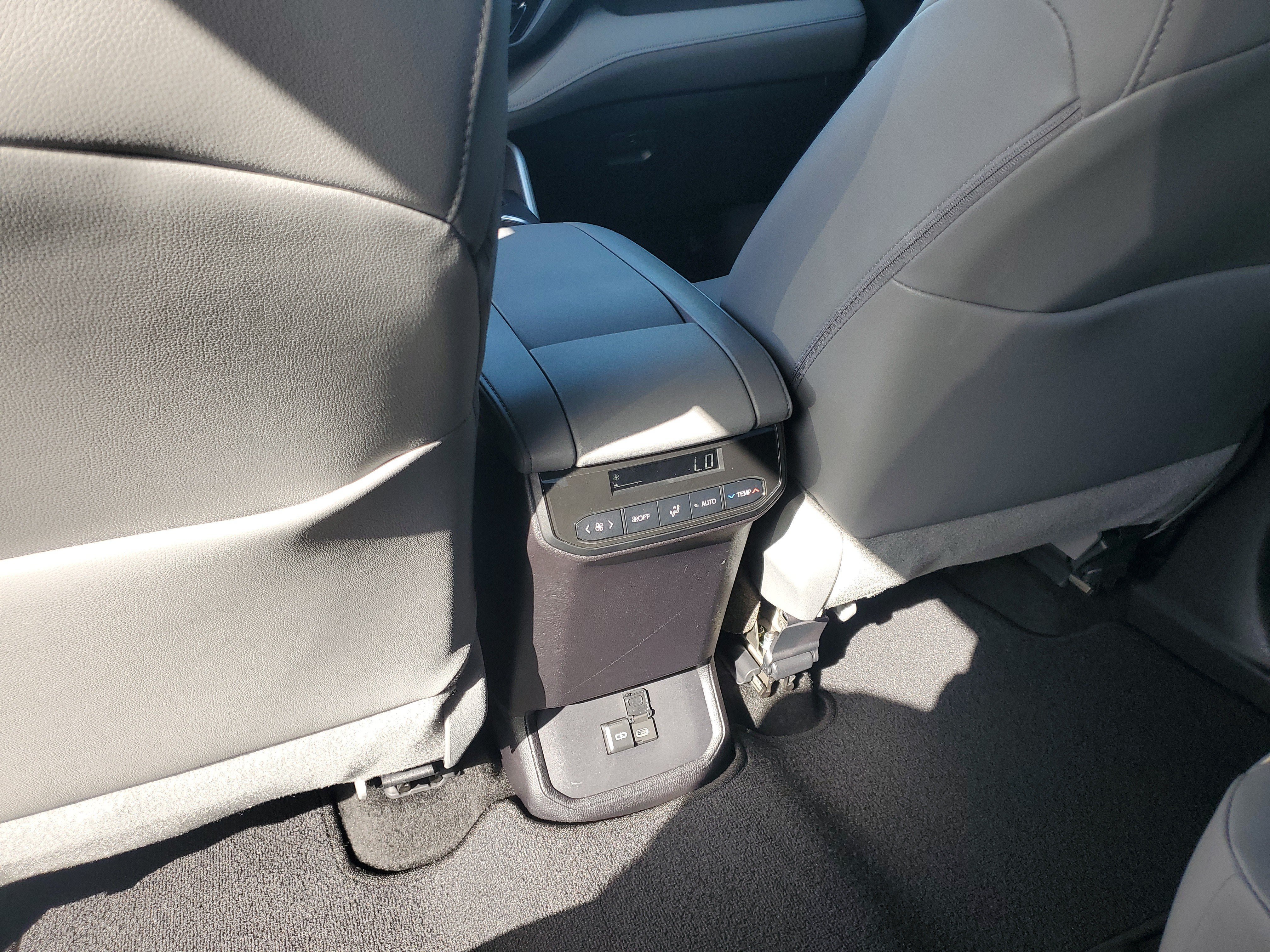 Used 2024 Toyota Highlander XLE FWD image 12