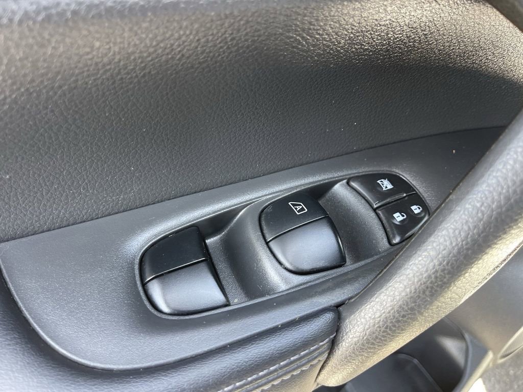 Used 2018 Nissan Rogue S image 20