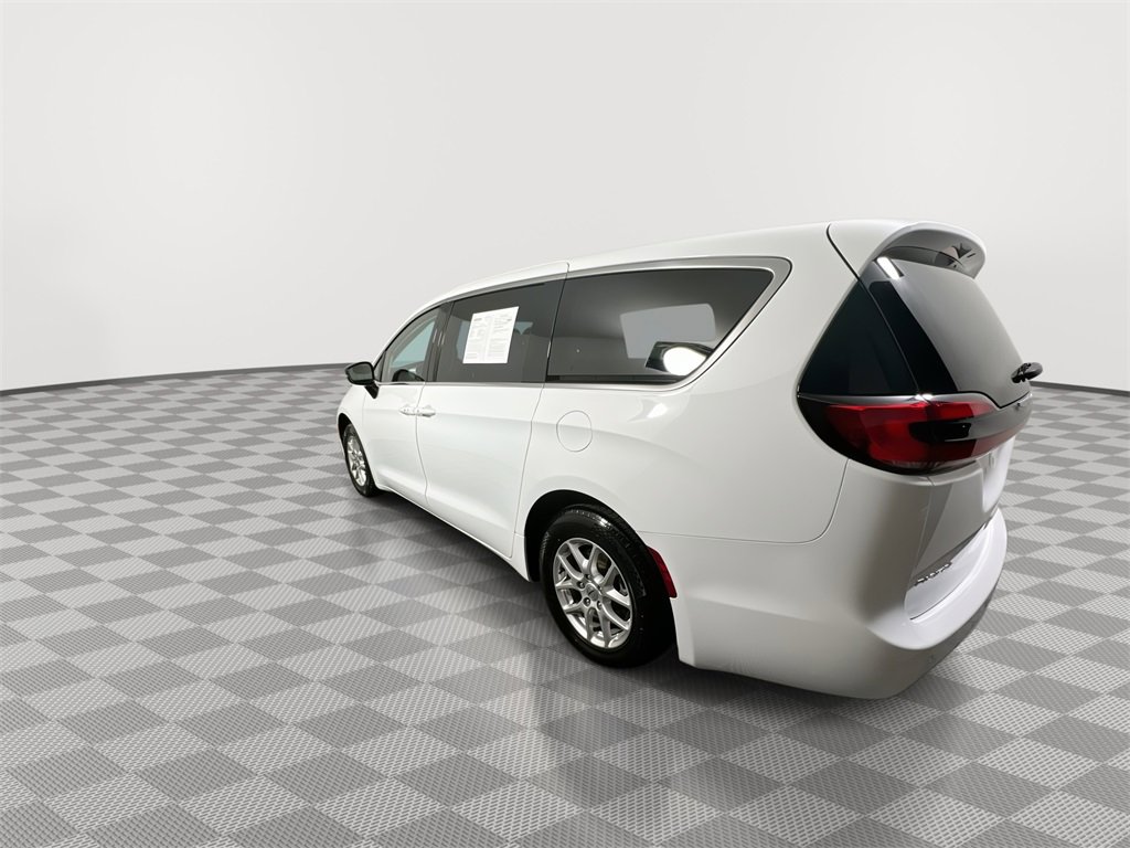 Used 2024 Chrysler Pacifica Touring-L image 6