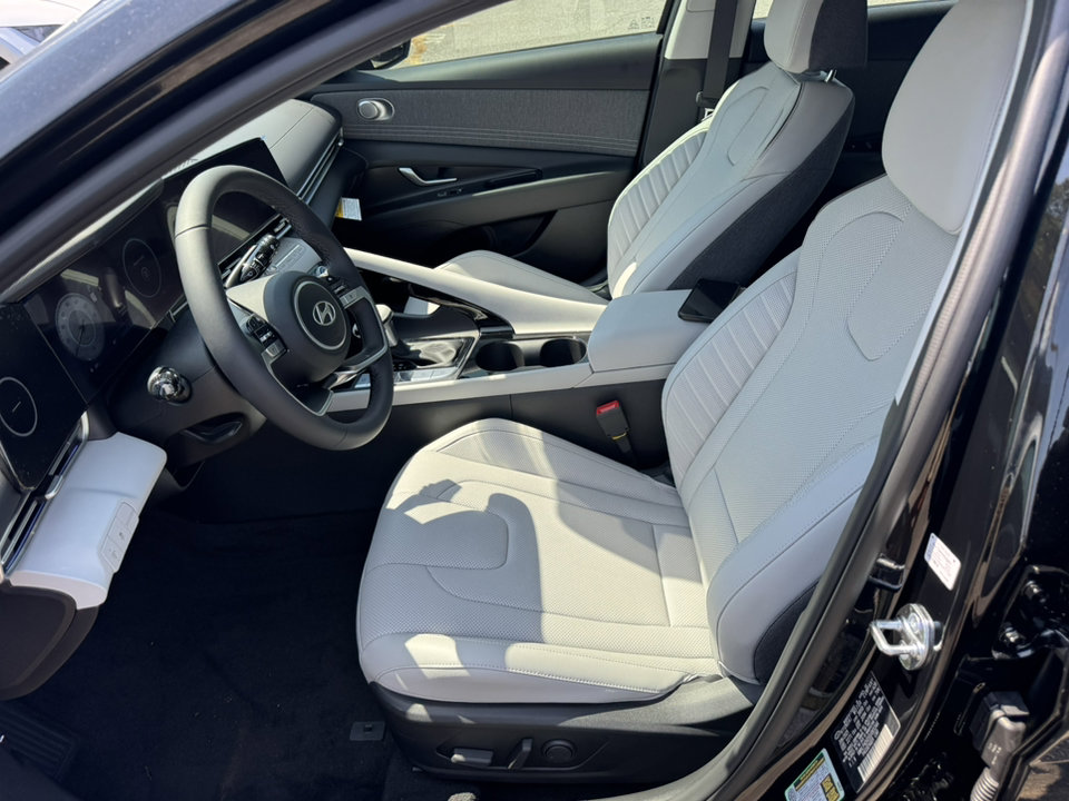 New 2025 Hyundai Elantra Limited w/ Cargo Package image 9
