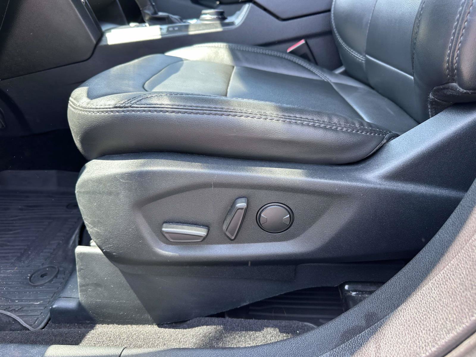 Used 2019 Ford Explorer XLT w/ Equipment Group 202A AWD/4WD image 11