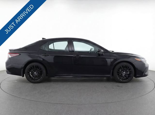Used 2022 Toyota Camry SE image 2