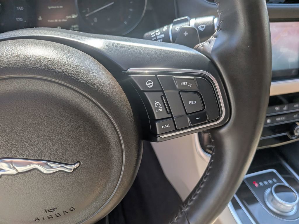 Used 2016 Jaguar XF Premium RWD image 18